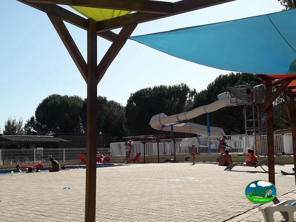 piscina con bañistas