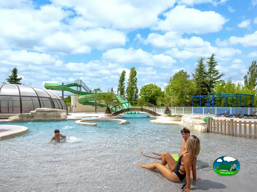 piscina infantil con bañistas