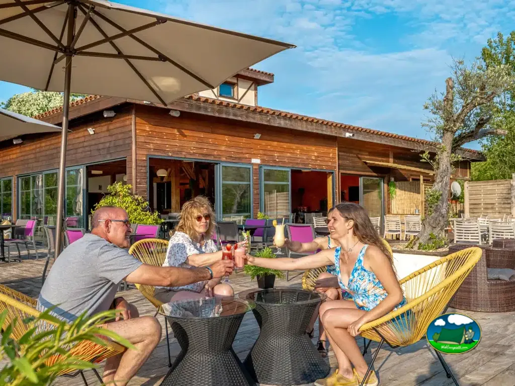 brindis en la terraza