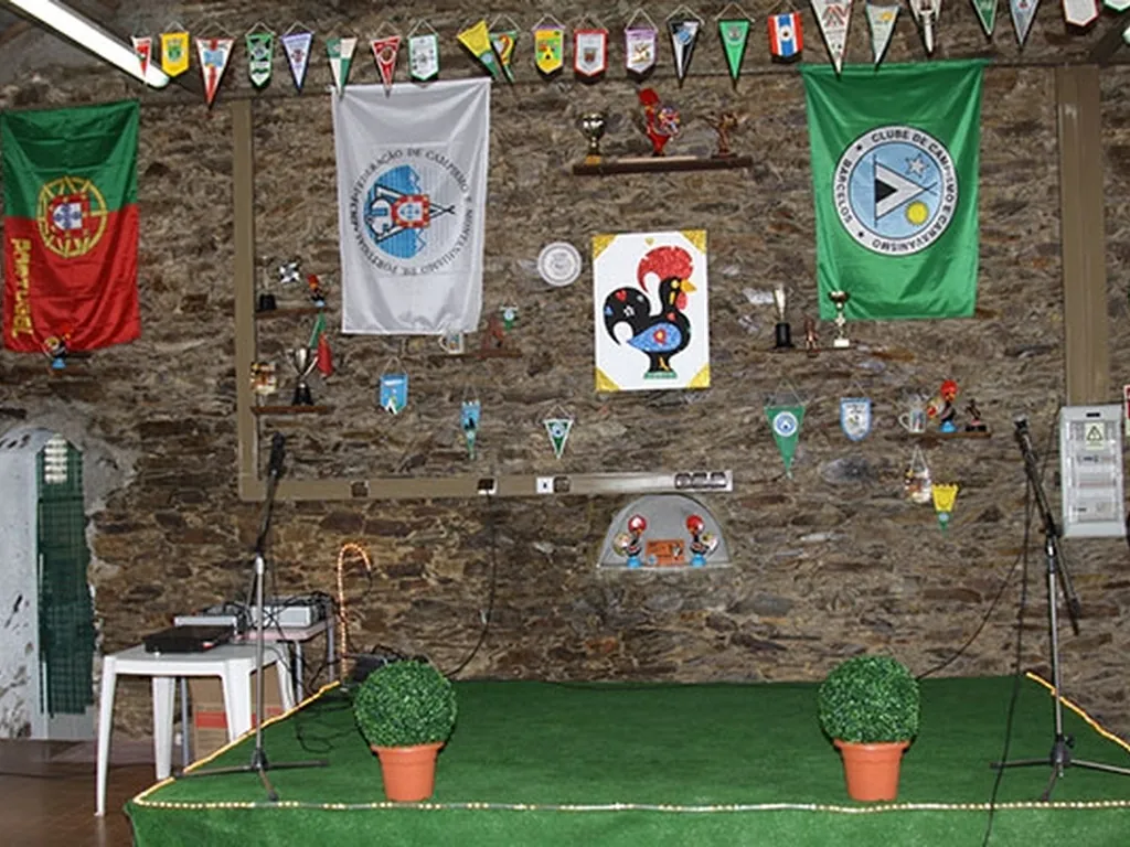Sala de actividades con decoración de banderas y escudos del Camping Fão, Fão (Braga)