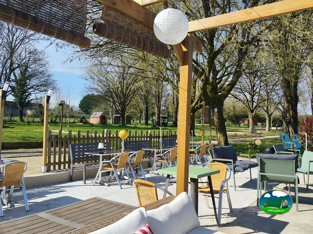 terraza con mesas y pérgola