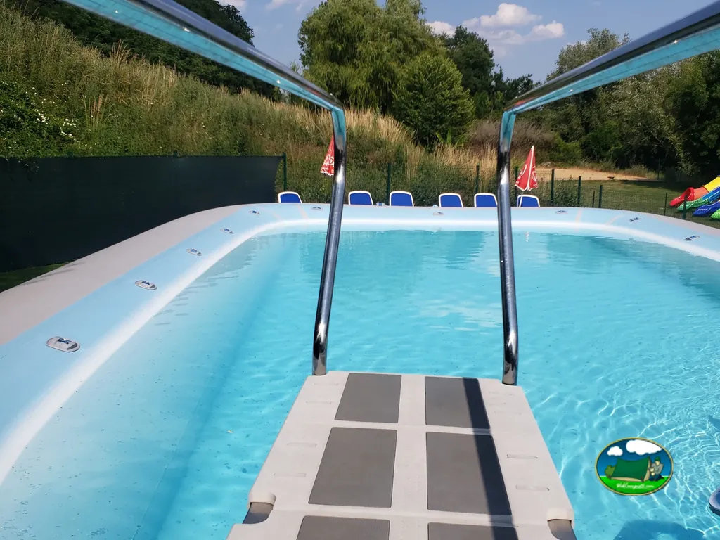Piscina con pasarela