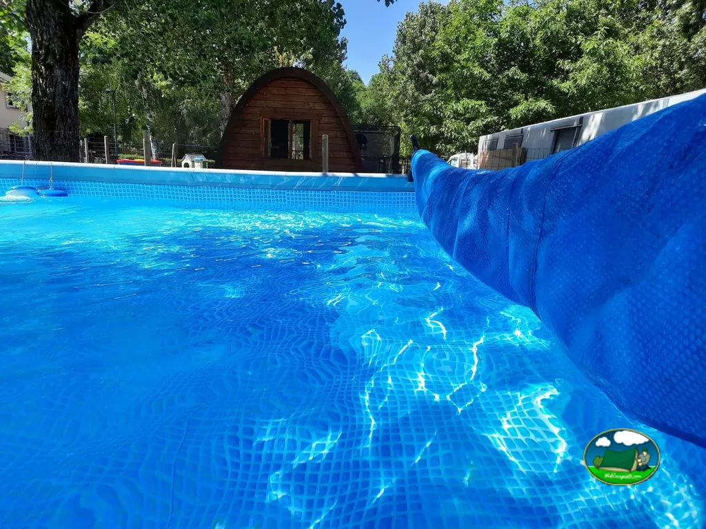 Piscina azul con tobogán