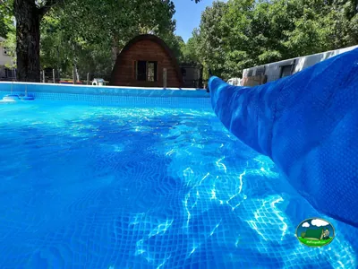 Piscina azul con tobogán
