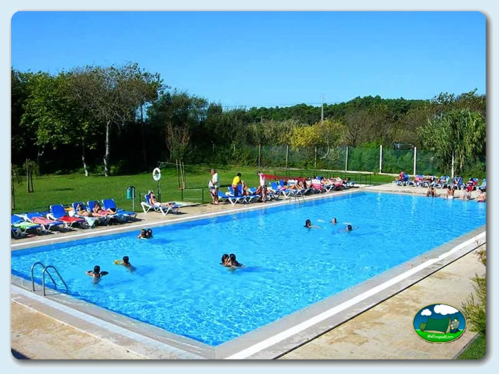 Piscina con vistas al entorno verde del Camping Orbitur Rio Alto, Póvoa de Varzim (Porto)