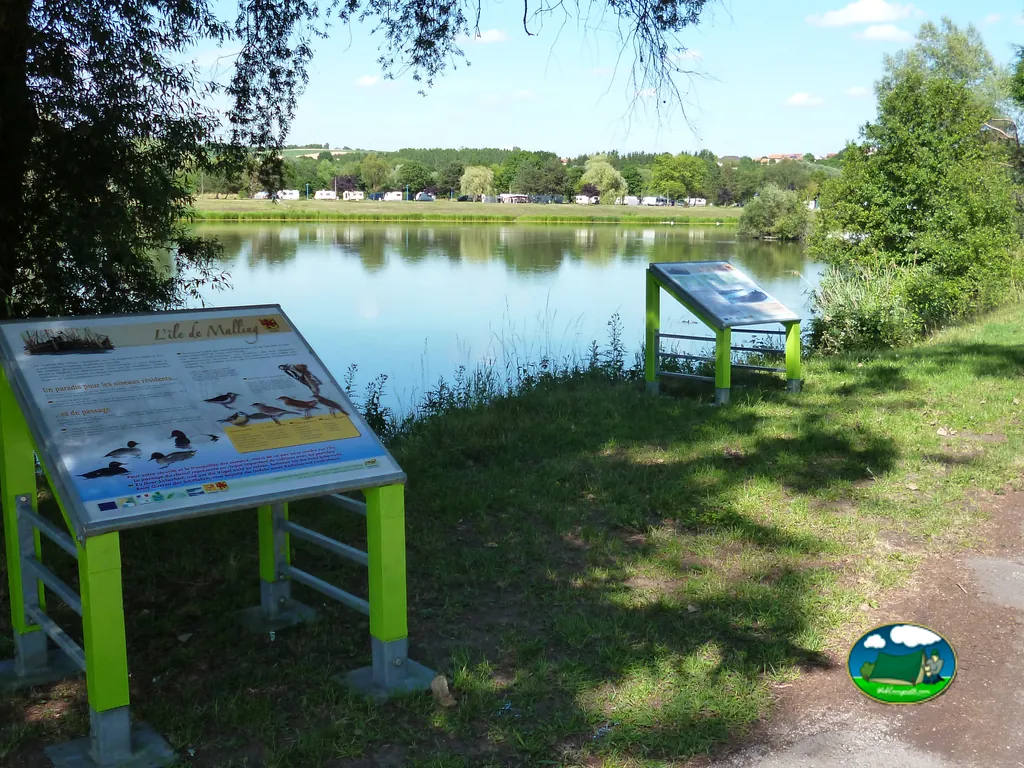 panel informativo junto al lago