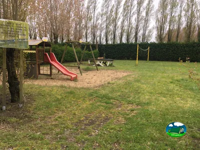 juegos infantiles sobre césped