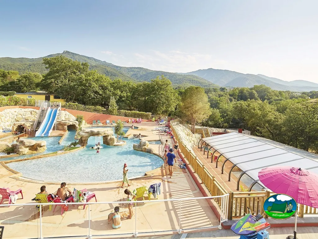 parque acuático con montañas
