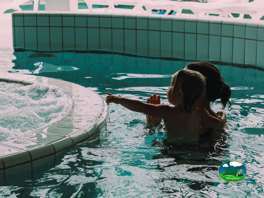 menor en piscina cubierta