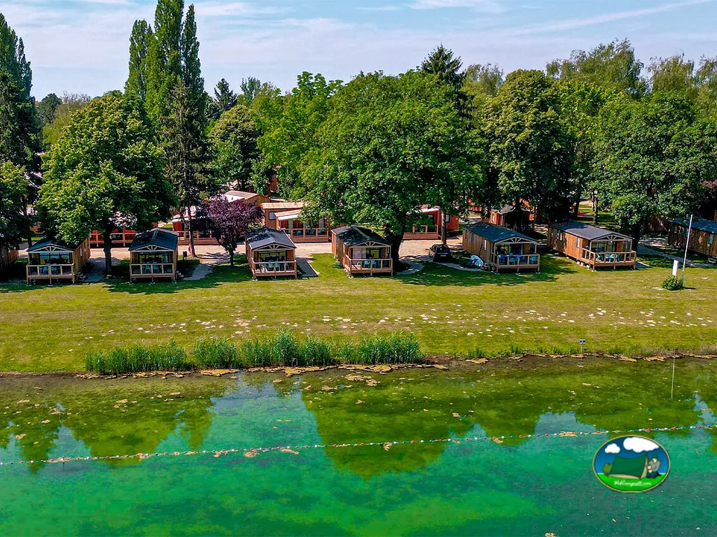 cabañas junto al lago