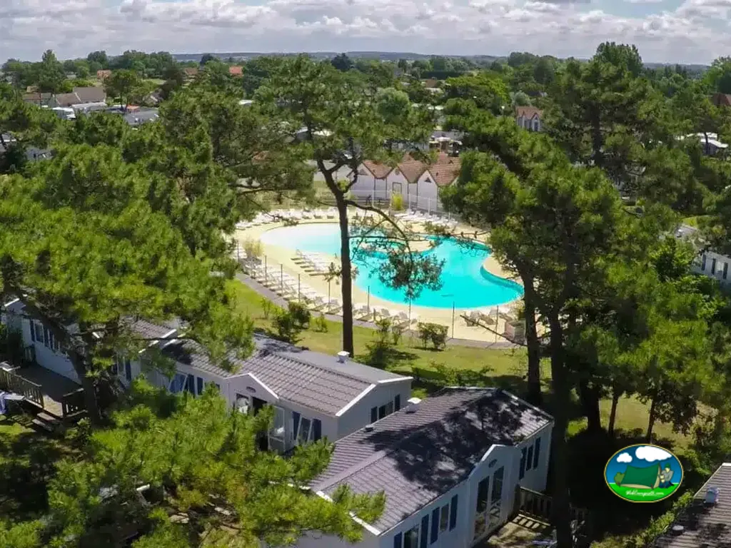 piscina y cabañas desde arriba
