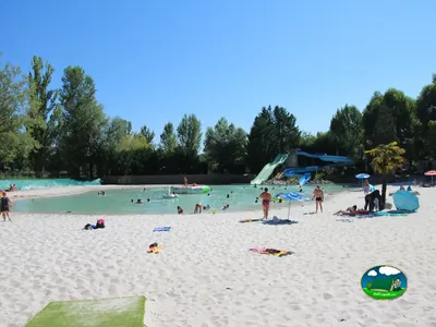 piscina de arena con toboganes