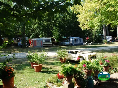parcelas con caravanas y flores
