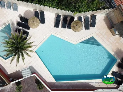 Piscina vista desde arriba