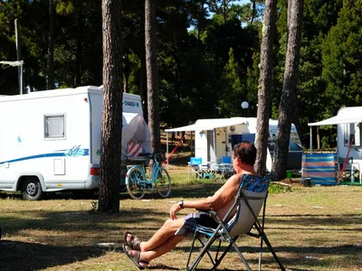 Parcela con mobil-home entre árboles del Camping Furadouro, Ovar (Aveiro)