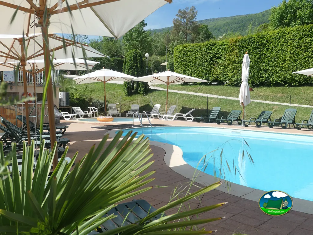 piscina con tumbonas y sombrillas