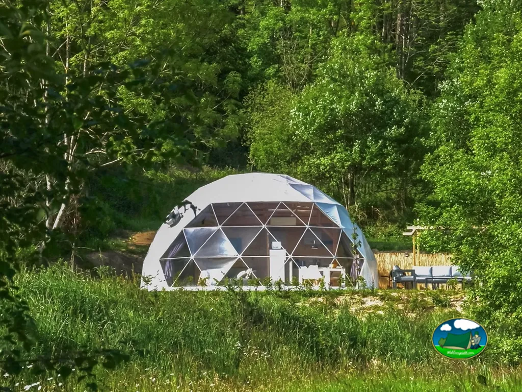 cúpula junto al río