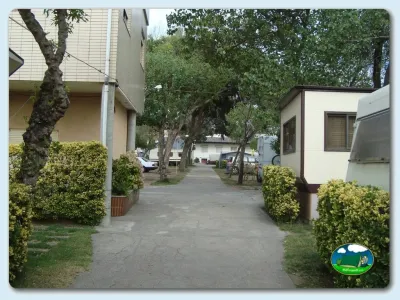 Parcela con mobil-home entre árboles del Camping Marisol, Madalena (Porto)