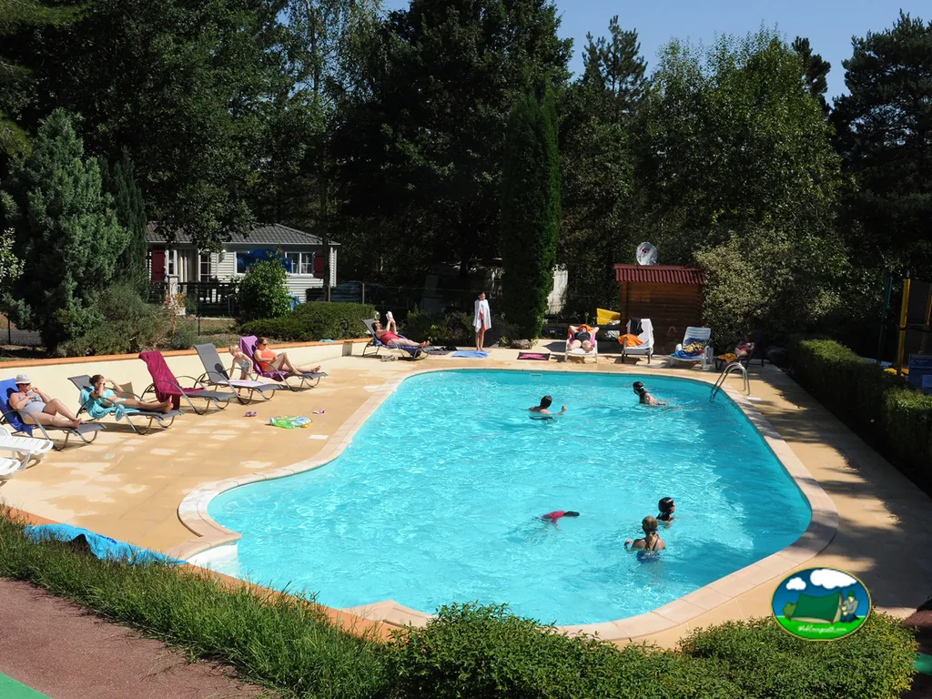piscina con bañistas