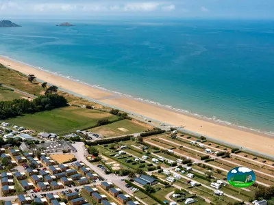 hileras de alojamientos junto al mar