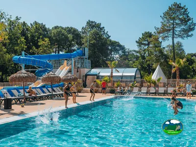 Piscina con grandes toboganes