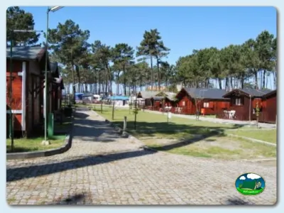 Cabaña roja en entorno forestal con parcelas del Camping Praia de Esmoriz, Esmoriz (Aveiro)