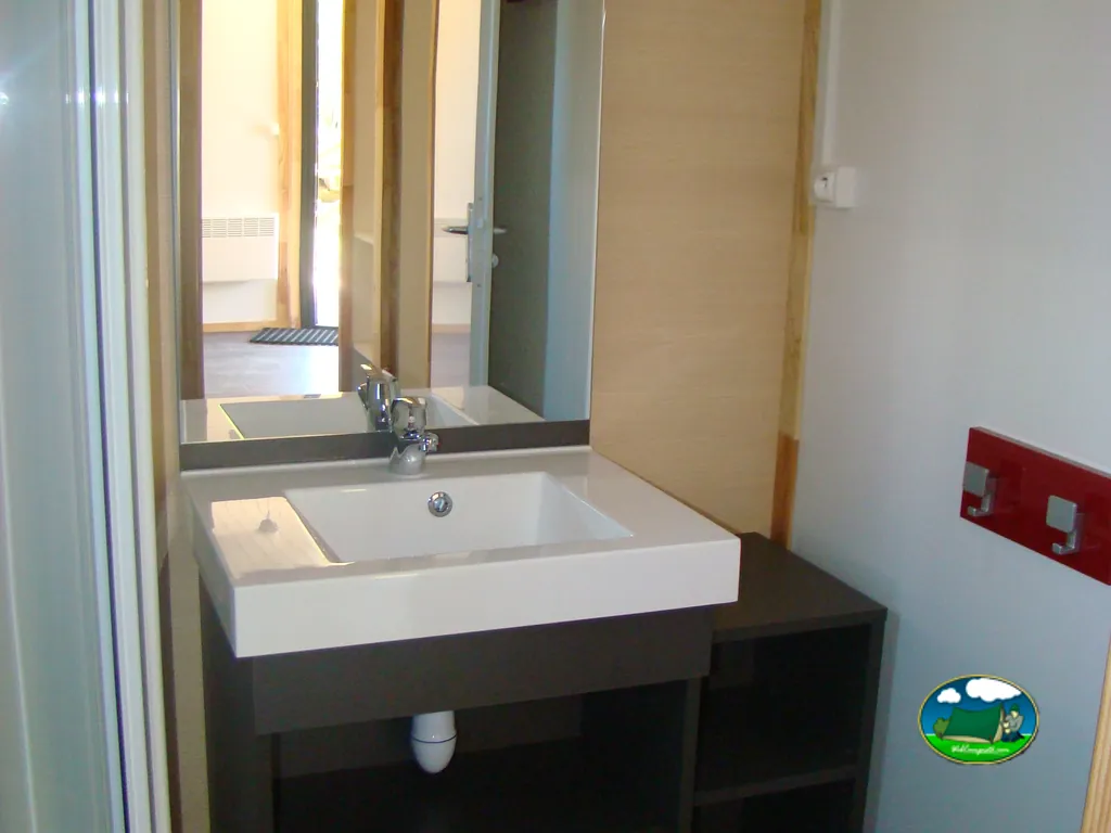 lavabo con espejo y pasillo
