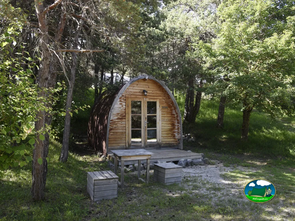 cabaña de madera en el bosque