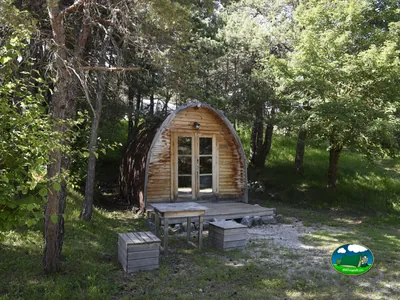cabaña de madera en el bosque
