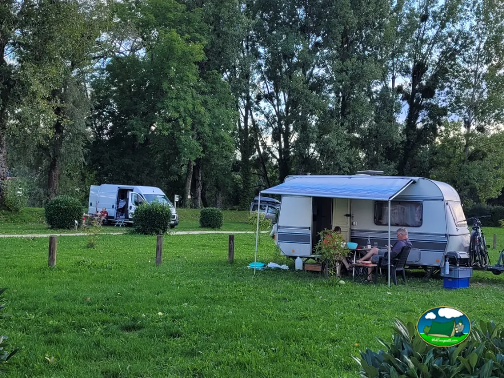 Caravanas sobre pradera