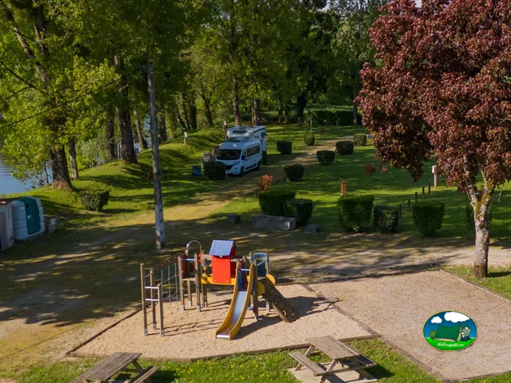 tobogán infantil junto al lago