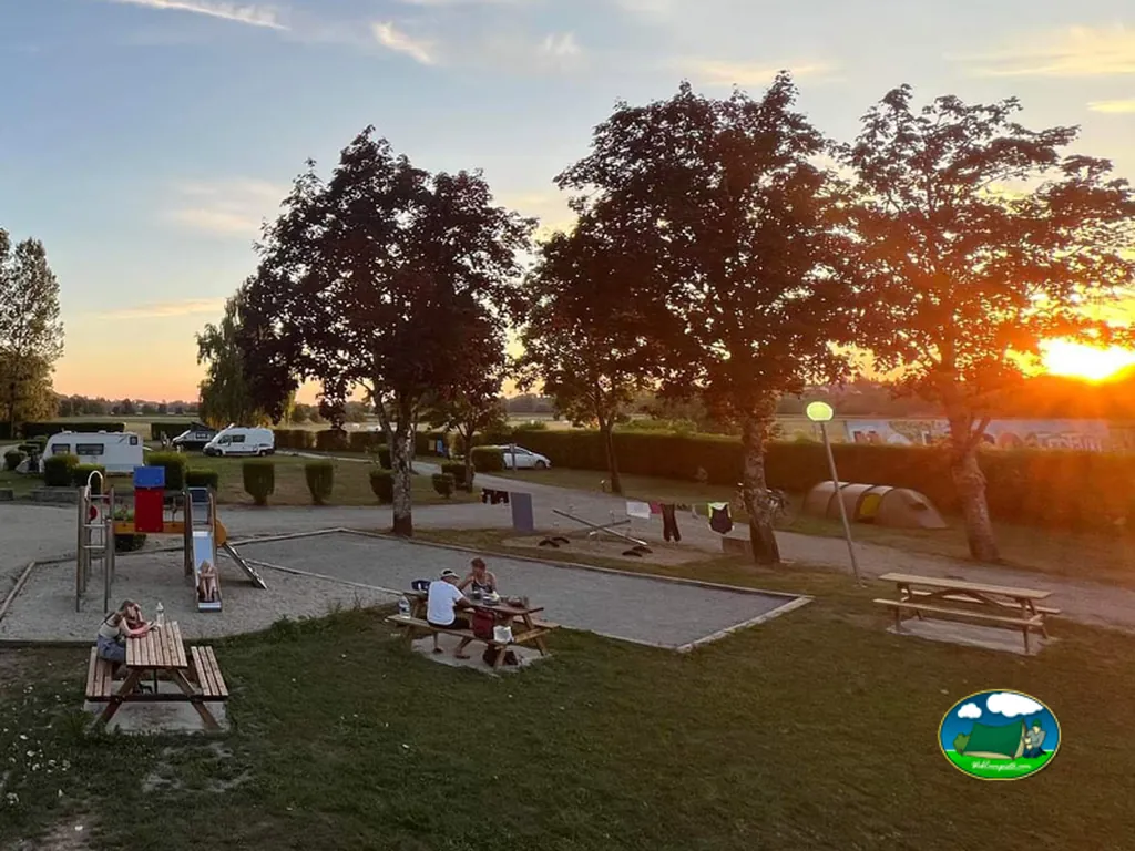 atardecer con mesas de picnic