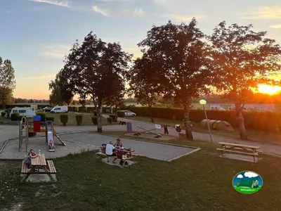 atardecer con mesas de picnic