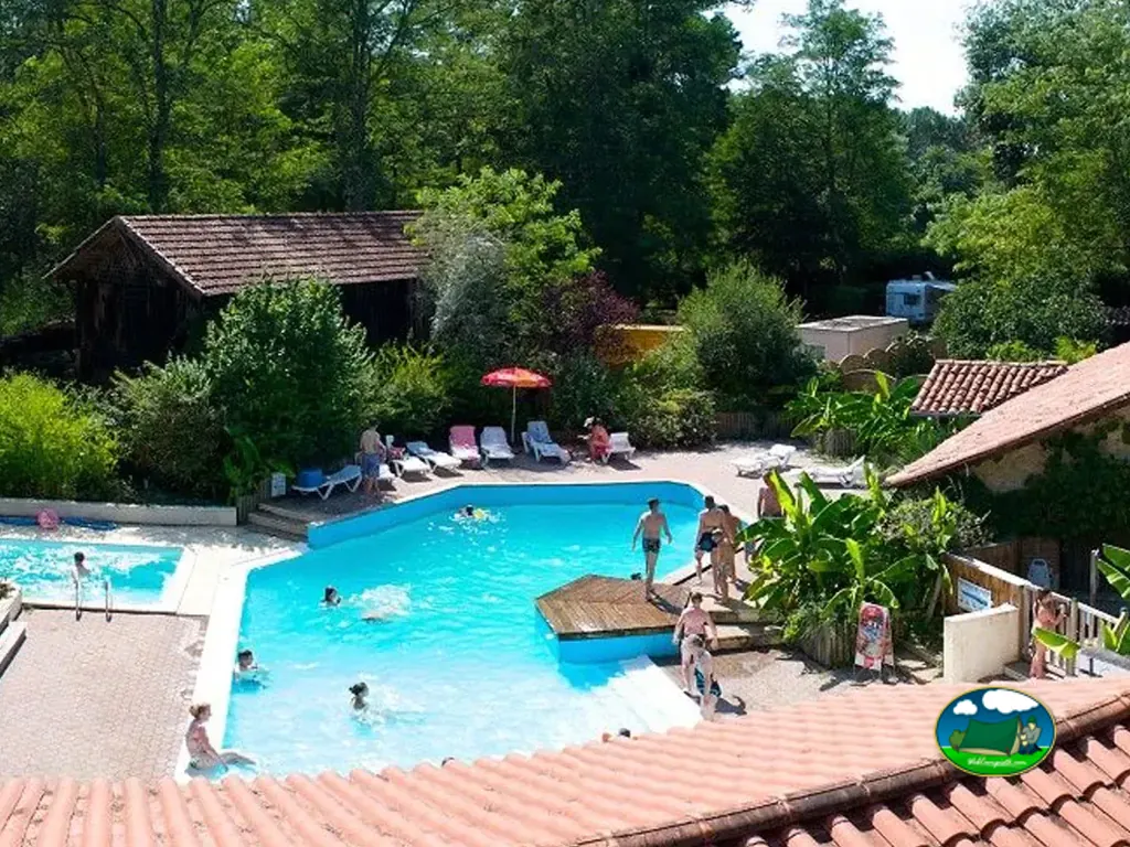 piscina con bañistas