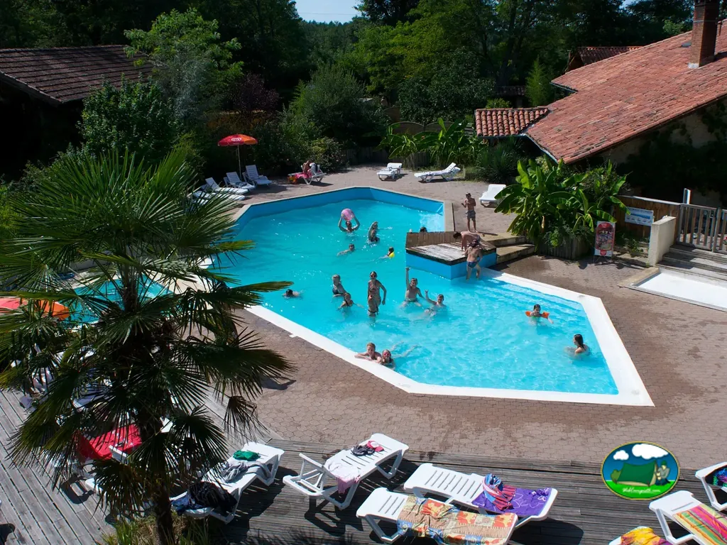niños jugando en la piscina