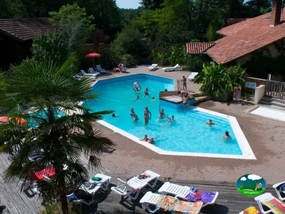 niños jugando en la piscina