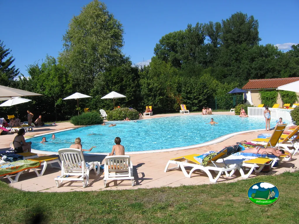 piscina llena de bañistas