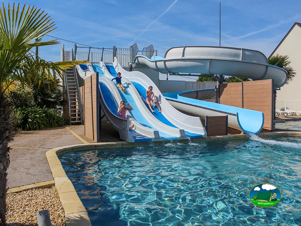 piscina con toboganes