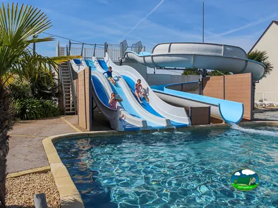 piscina con toboganes