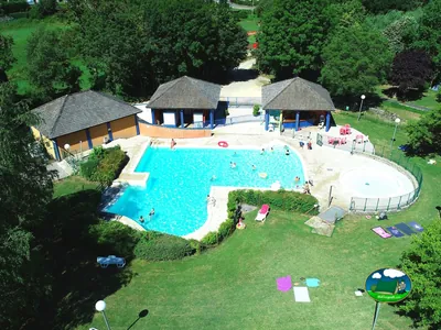 Piscina entre el bosque