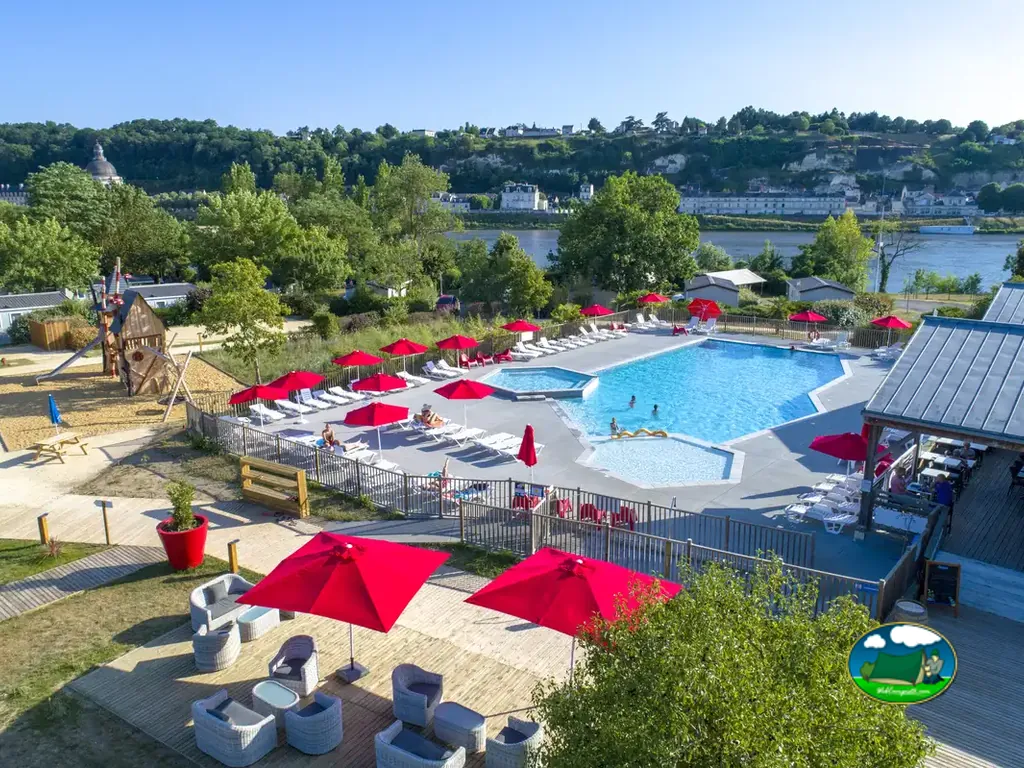 Piscina con sombrillas rojas
