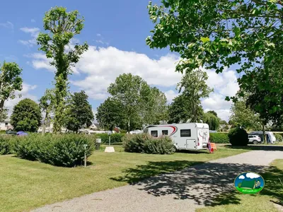 caravana junto a jardín