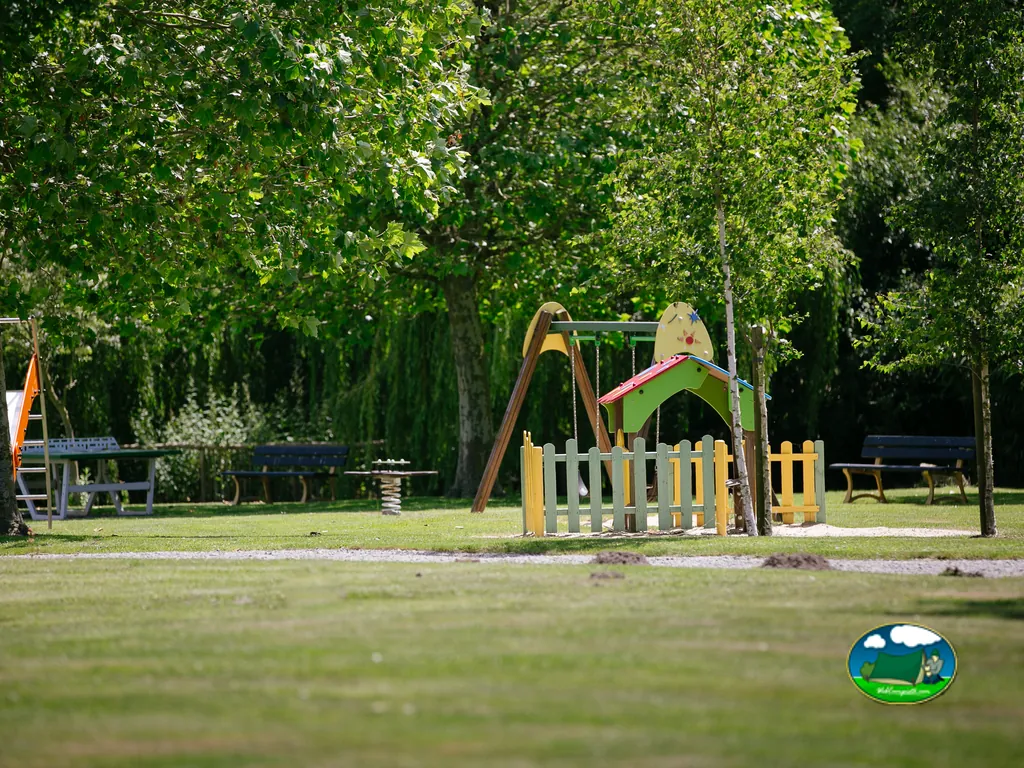 Área infantil entre árboles