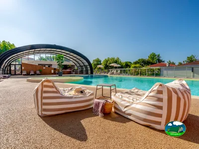 piscina cubierta con techo retráctil
