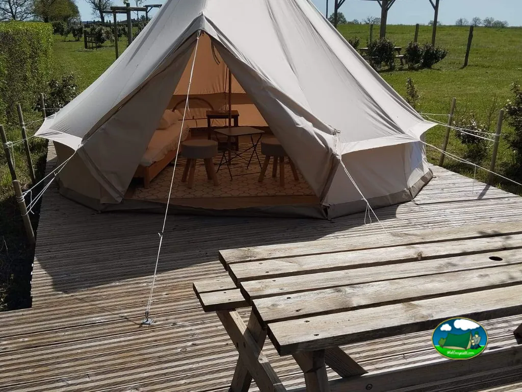 Tienda glamping sobre tarima