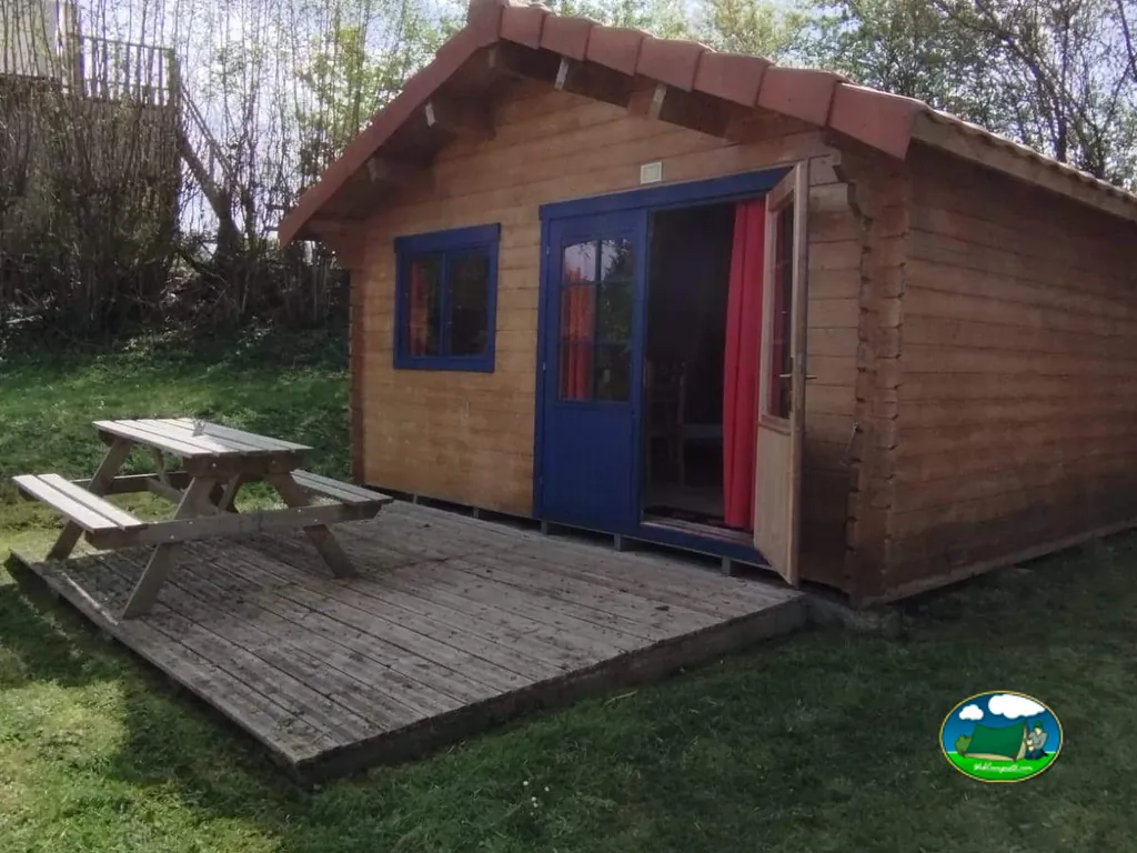 cabaña de madera con terraza