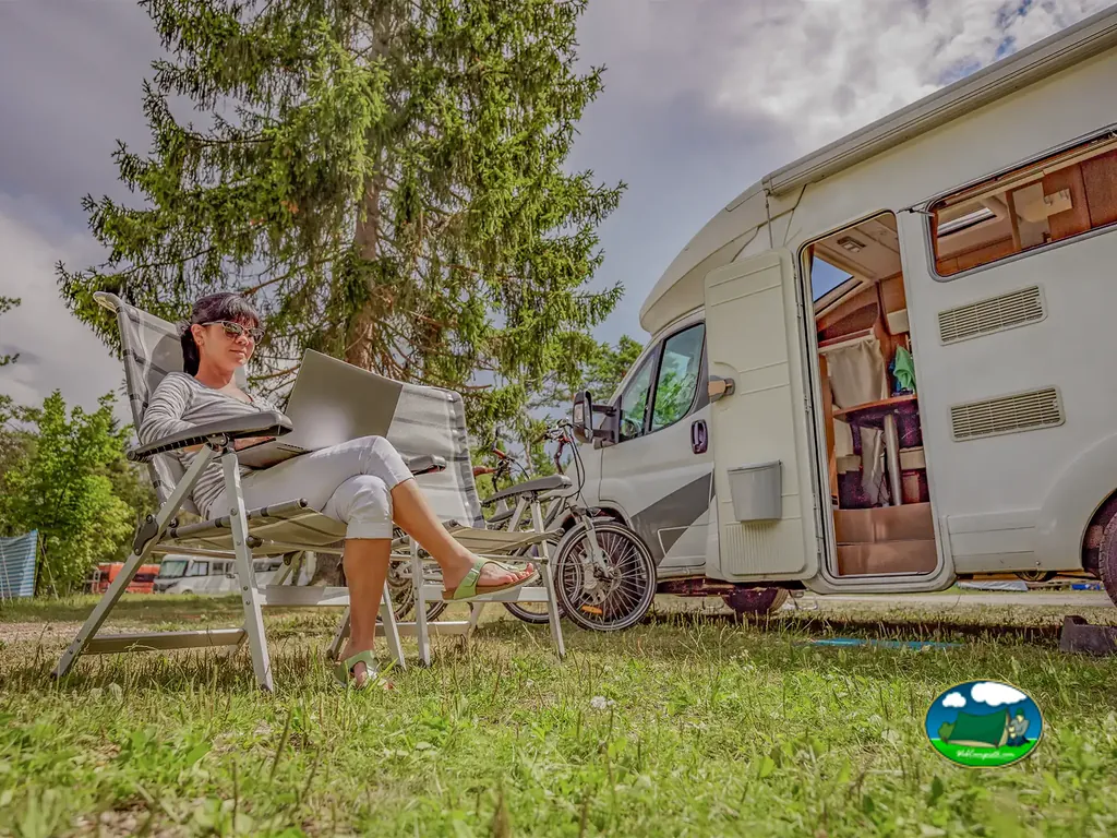 mujer junto a autocaravana