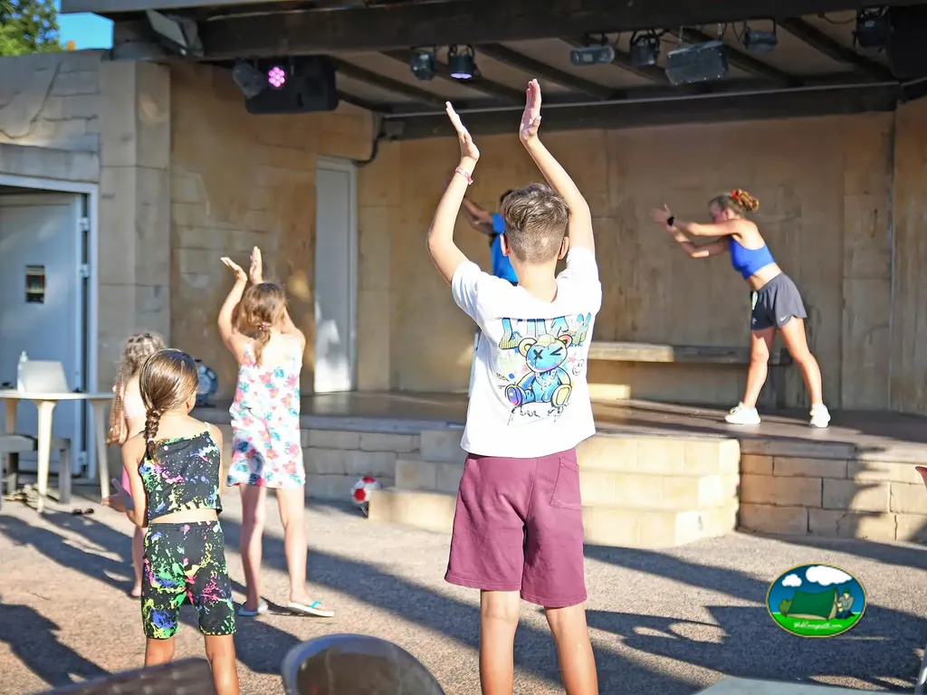 niños bailando al aire libre