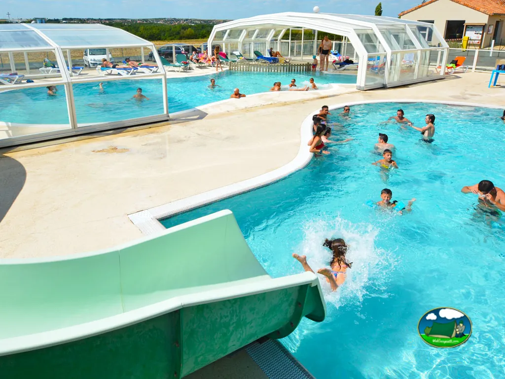 niños saltando en piscina