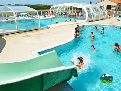 niños saltando en piscina